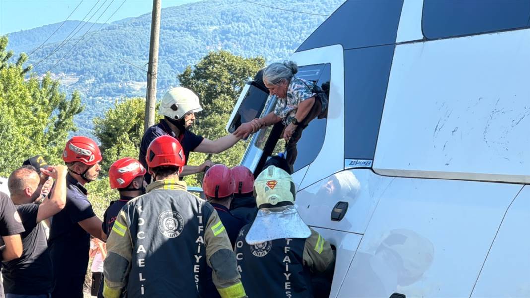 Tur otobüsü yan yattı, ölümden dönen 43 yolcu böyle kurtarıldı 3